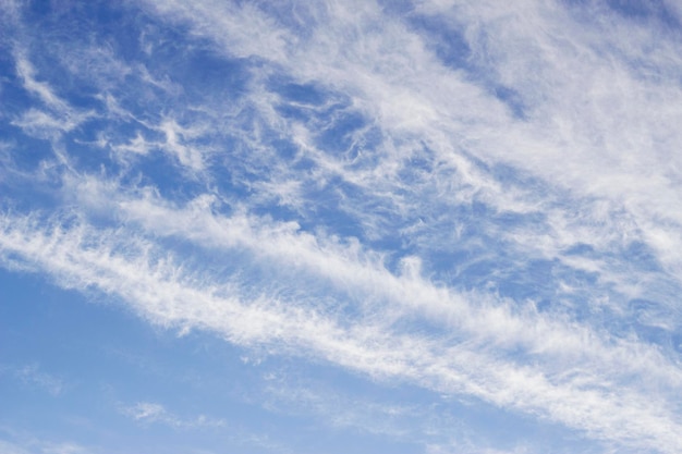 blauer Himmel mit Wolken am kalten Morgen