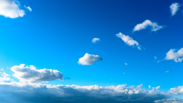 Blauer Himmel mit Wolken an einem sonnigen Sommertag