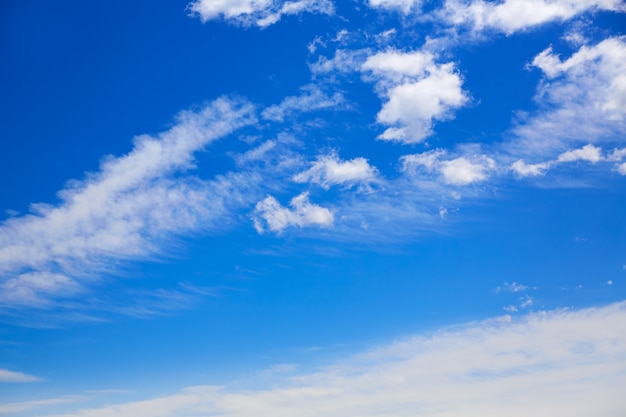 Blauer Himmel mit Wolken an einem sonnigen Tag