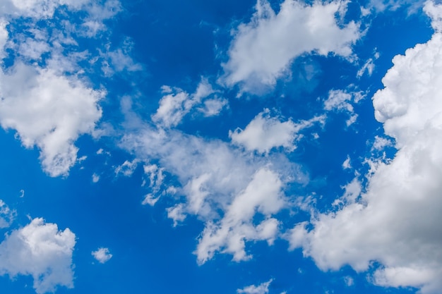 Blauer Himmel mit Wolken. blauer Himmel Hintergrund. Copyspace.