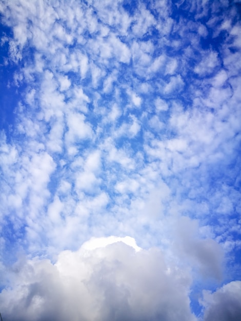 Blauer Himmel mit Wolken, Himmel mit bewölktem