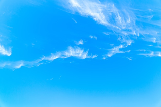 Blauer Himmel mit Wolken. Hintergrund des blauen Himmels. Platz kopieren.