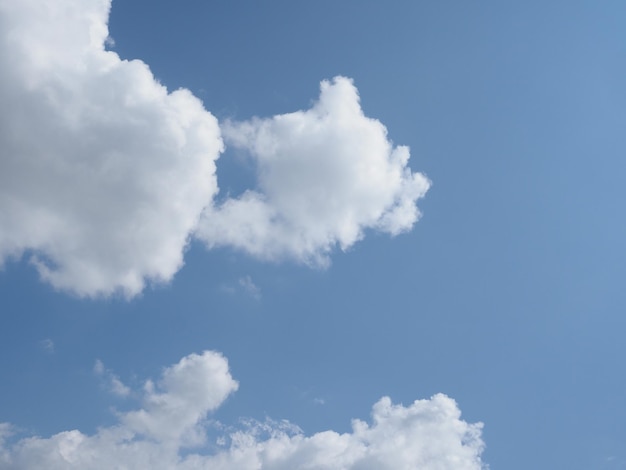 Blauer Himmel mit Wolken Hintergrund