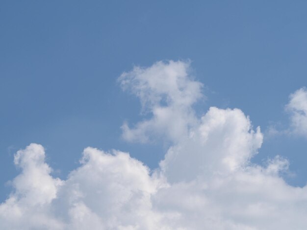 Blauer himmel mit wolken hintergrund