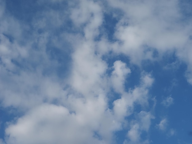 Blauer himmel mit wolken hintergrund