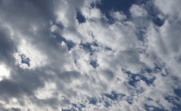 Blauer Himmel mit Wolken - Hintergrund