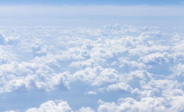 Blauer Himmel mit Wolken Hintergrund