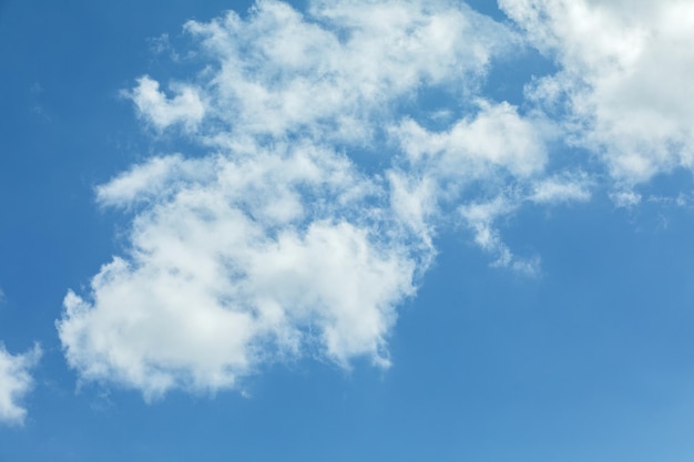 Blauer Himmel mit Wolken. Hintergrund.