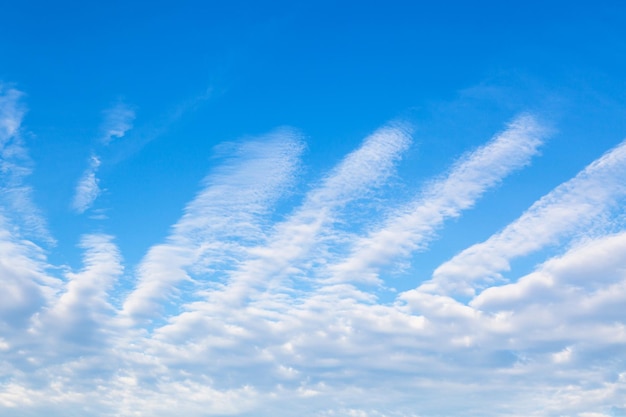 Blauer Himmel mit Wolken in Form von gespreizten Fingern