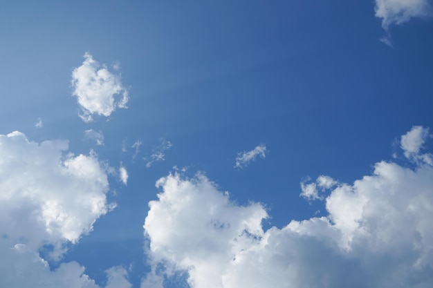 Blauer Himmel mit Wolken kann als Hintergrund verwendet werden