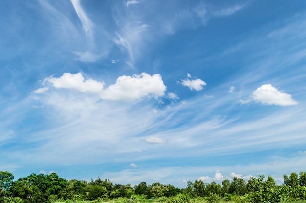 Blauer himmel mit wolken. Klarer Tag und schönes Wetter am Morgen.