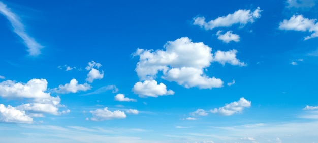 Blauer Himmel mit Wolken. Naturhintergrund