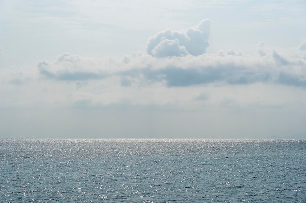 Blauer Himmel mit Wolken über Meerwasser. Naturzusammensetzung. Thailand