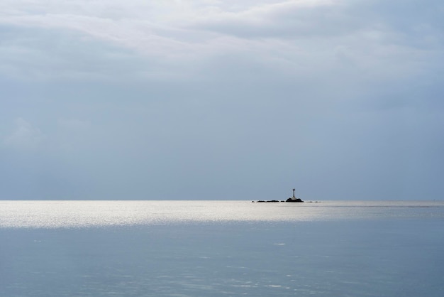 Blauer Himmel mit Wolken über Meerwasser Naturzusammensetzung