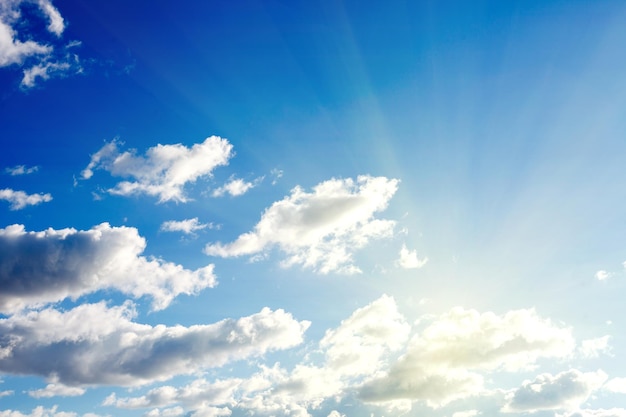 Blauer Himmel mit Wolken und hellem Sonnenlicht. Foto in hoher Qualität