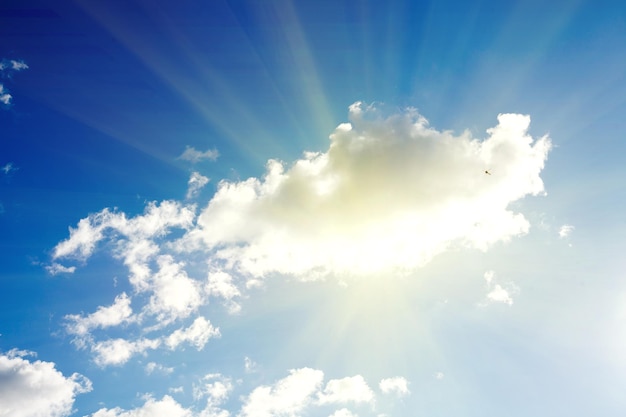 Blauer Himmel mit Wolken und hellem Sonnenlicht. Foto in hoher Qualität