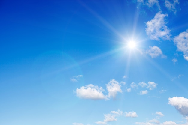 Blauer Himmel mit Wolken und hellem Sonnenlicht. Foto in hoher Qualität