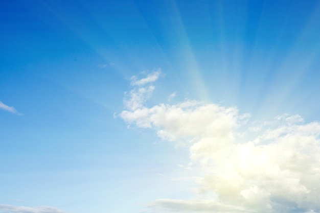 Foto blauer himmel mit wolken und hellem sonnenlicht. foto in hoher qualität