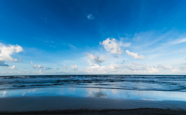 blauer Himmel mit Wolken und Meer