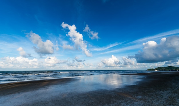 blauer Himmel mit Wolken und Meer