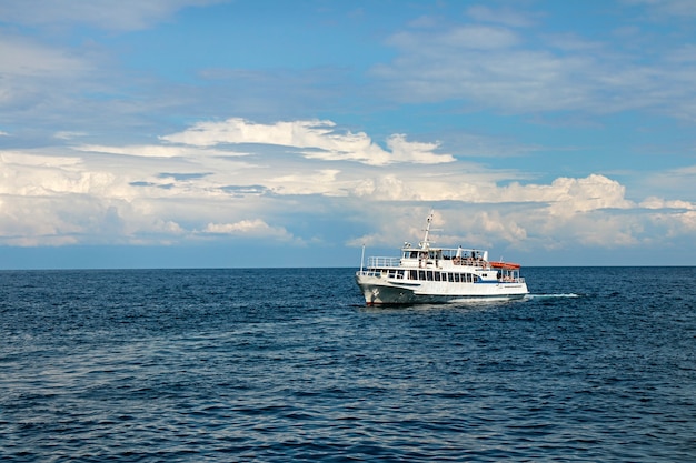 Blauer Himmel mit Wolken und ruhigem Meer