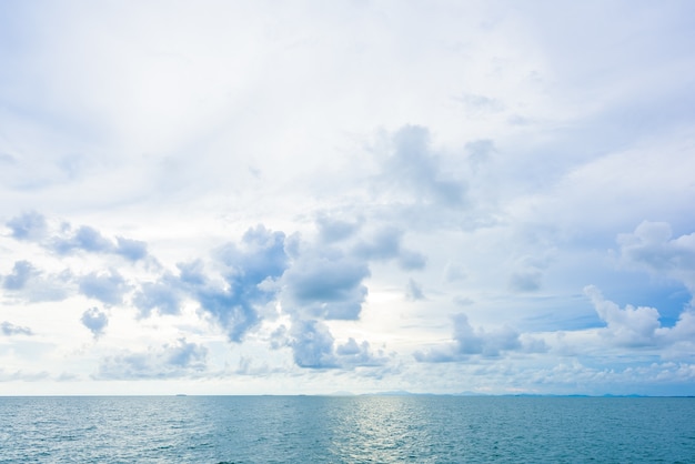 blauer Himmel mit Wolken und Seehintergrund