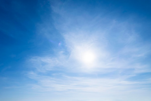 Blauer Himmel mit Wolken und Sonne im Hintergrund Naturhintergrund des blauen Himmels