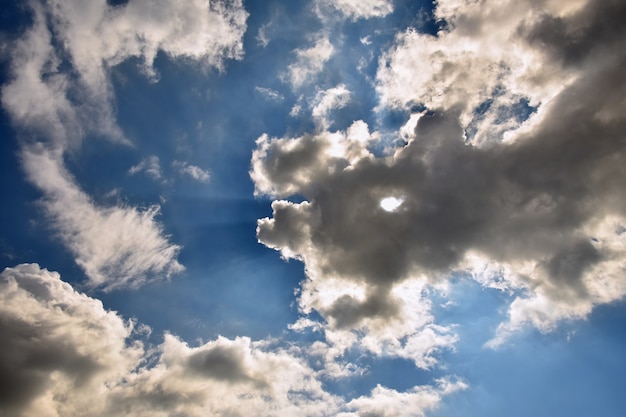 Blauer Himmel mit Wolken und Sonne. Schöner natürlicher Hintergrund.