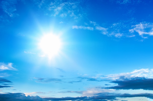 Blauer Himmel mit Wolken und Sonne