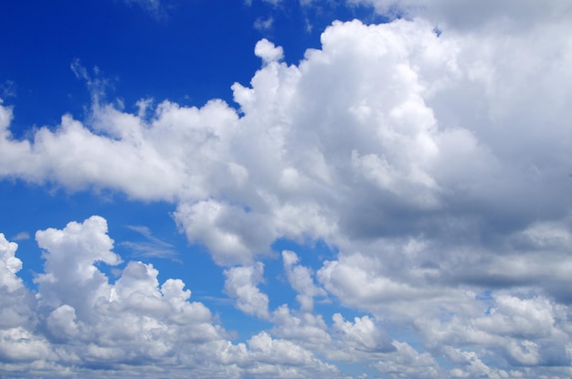 Blauer Himmel mit Wolken und Sonne