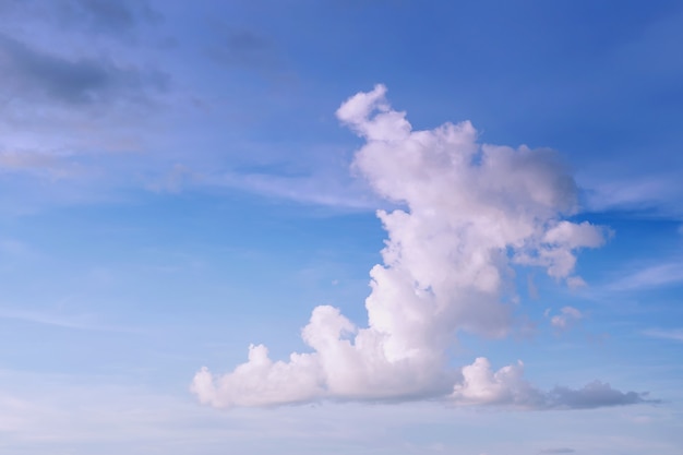 Blauer Himmel mit Wolken Viele schöne weiße