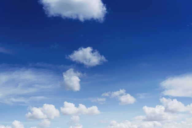 Blauer Himmel mit Wolken Viele schöne weiße