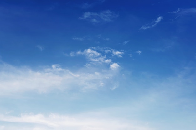 Blauer Himmel mit Wolken Viele schöne weiße