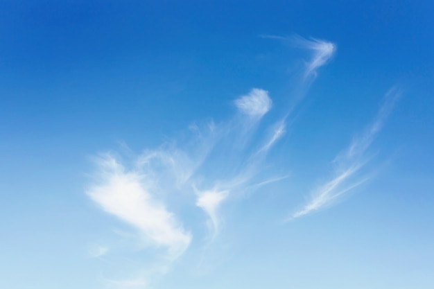 Blauer Himmel mit Wolken Viele schöne weiße