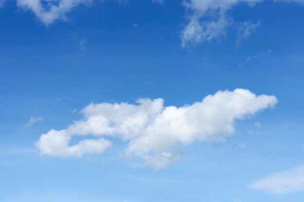 Blauer Himmel mit Wolken Viele schöne weiße