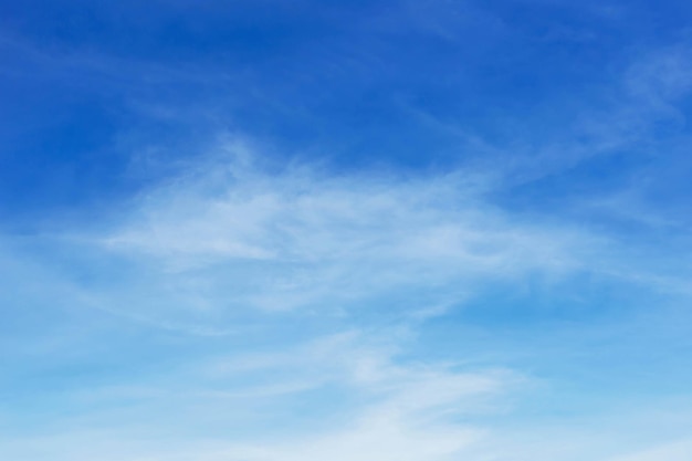 Blauer Himmel mit Wolken Viele schöne weiße