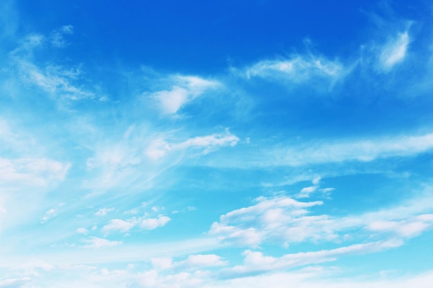 Blauer Himmel mit Wolken Viele schöne weiße