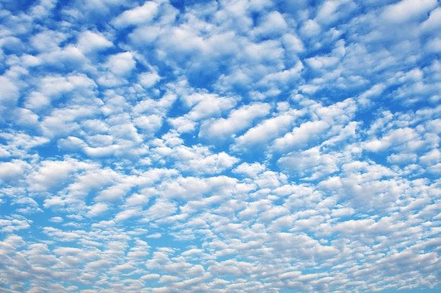 Blauer Himmel mit Wolken weiß