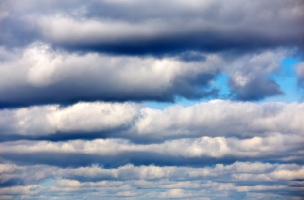 Blauer himmel mit wolken. zusammensetzung der natur.