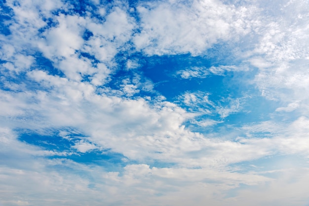 Blauer Himmel mit Wolken