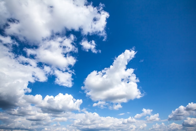 Blauer himmel mit wolken