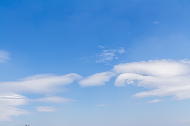 Blauer Himmel mit Wolken