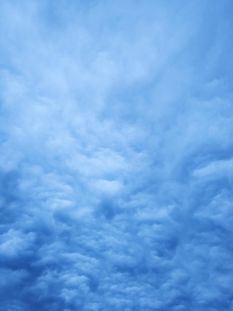 Blauer Himmel mit Wolken.