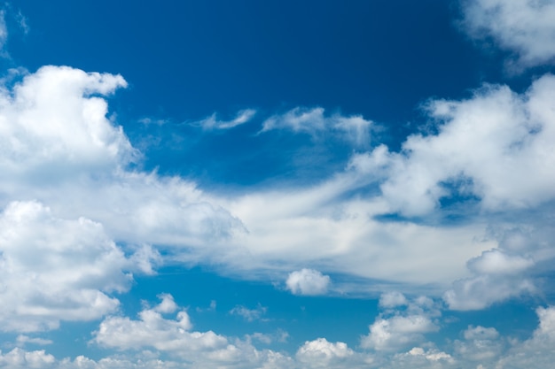 Blauer Himmel mit Wolken