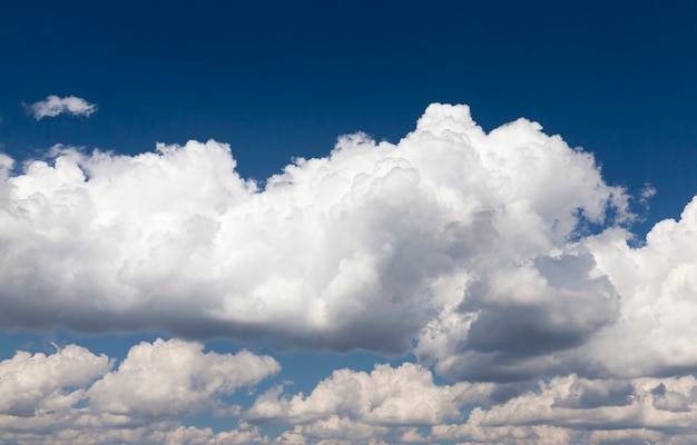 blauer Himmel mit Wolken