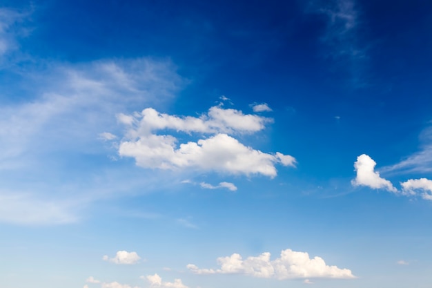 blauer Himmel mit Wolken