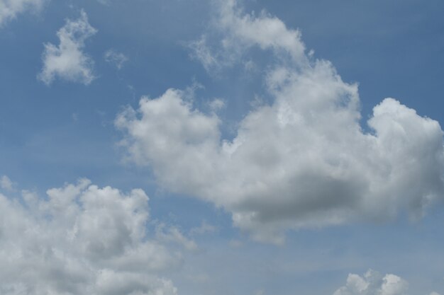 Blauer Himmel mit Wolken