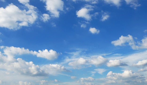 Blauer Himmel mit Wolken