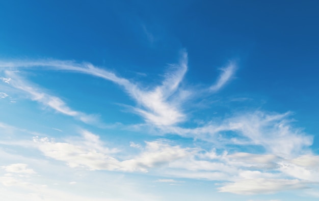 Blauer Himmel mit Wolken