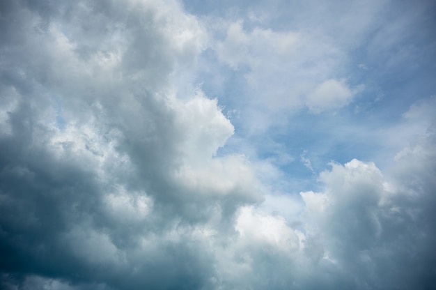 Blauer Himmel mit Wolken